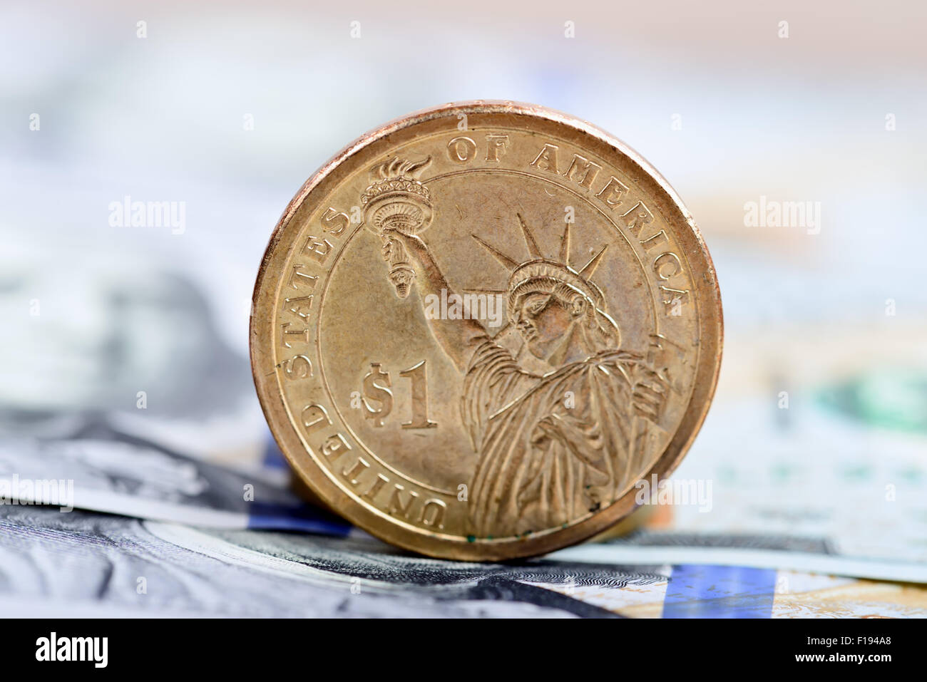 Coin un dollaro contro lo sfondo di dollari sullo sfondo Foto Stock