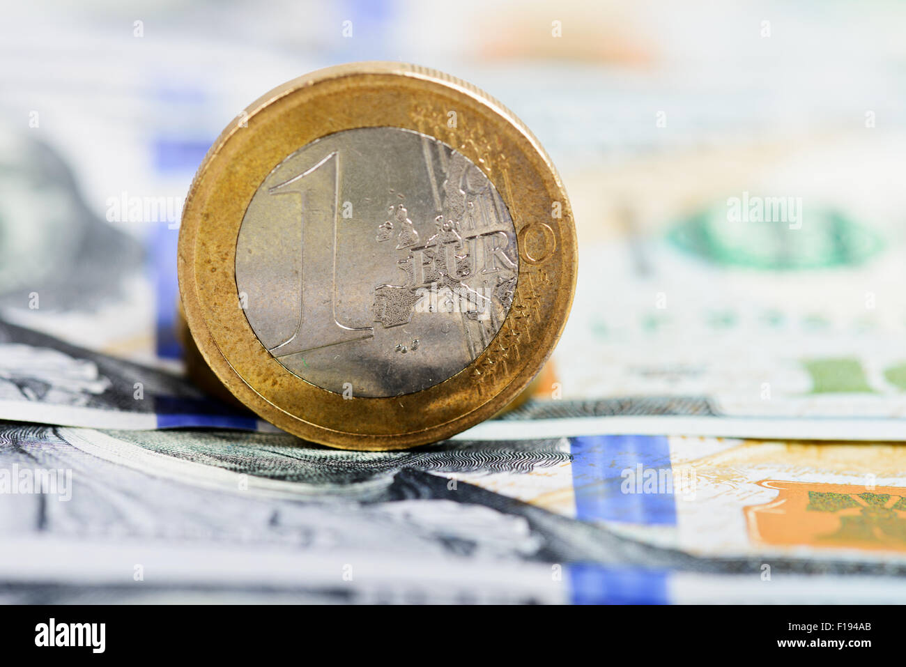 Euro moneta sullo sfondo di denaro Foto Stock