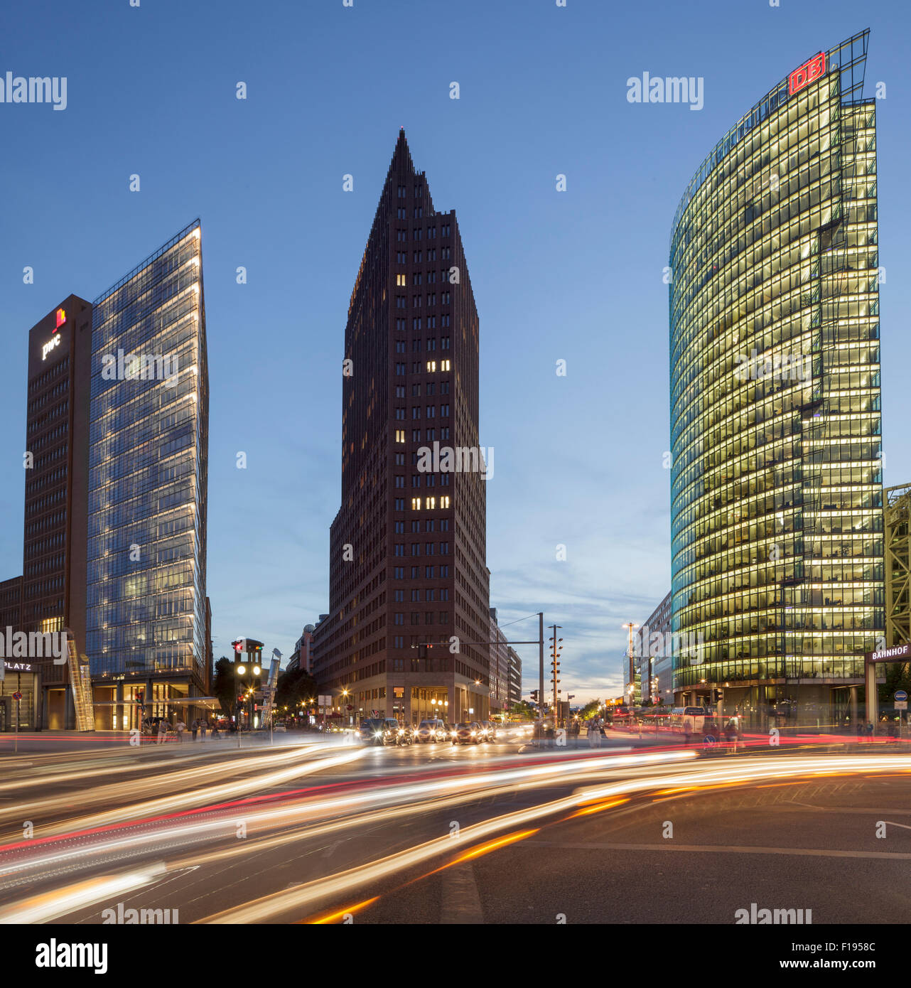 Potsdamer Platz, con Potsdamer Platz 11 da Renzo Piano, Kollhoff Tower e il DB Bahn Tower, Berlino, Germania Foto Stock