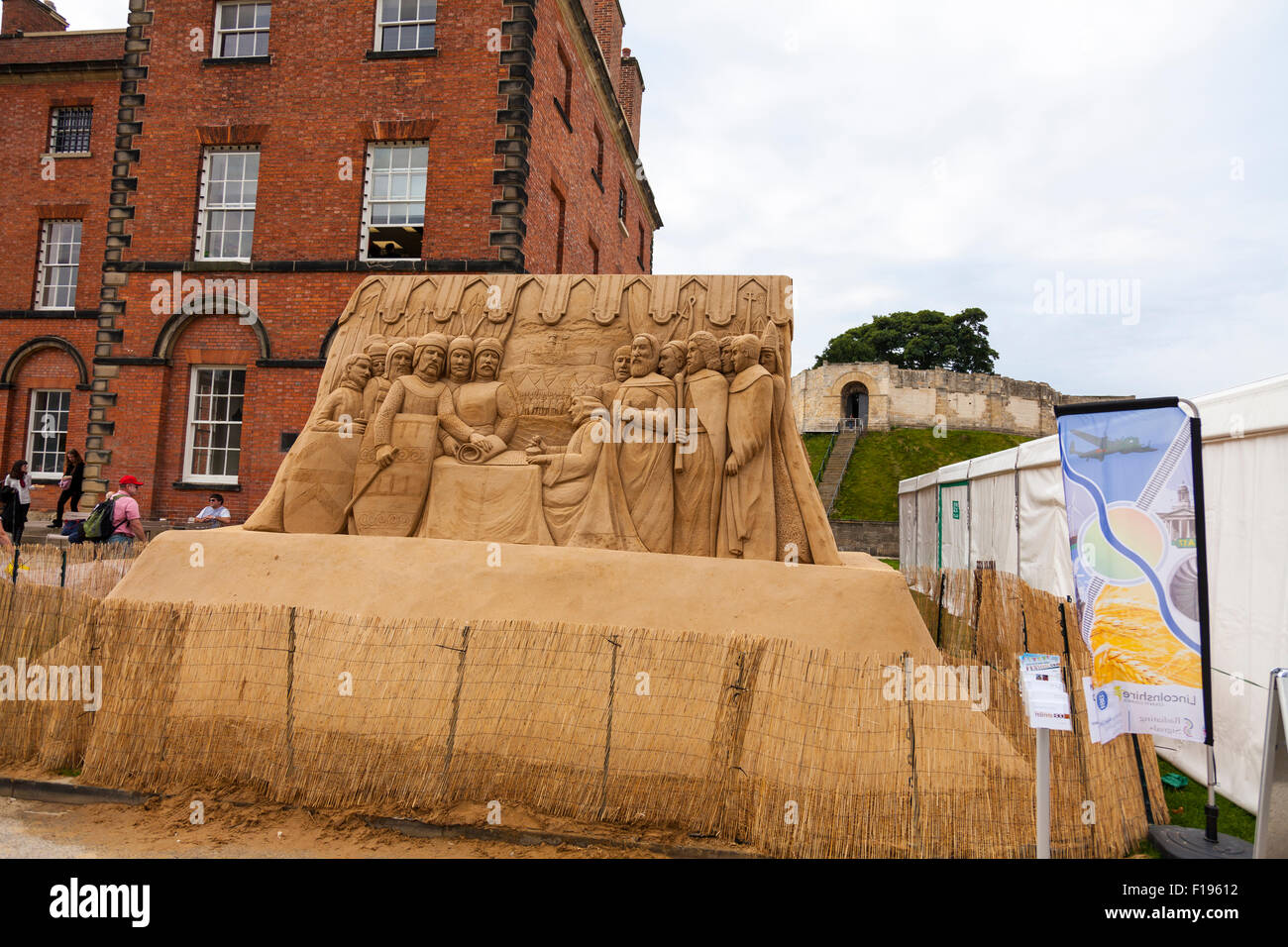 Giant Magna Carta a tema per la scultura di sabbia a Lincoln Castle Baroni scolpite nella sabbia LIncolnshire UK Inghilterra Foto Stock
