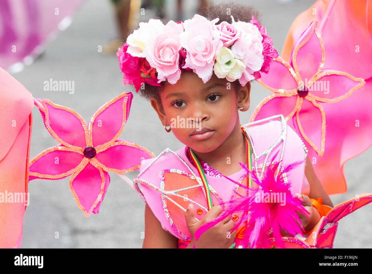 Londra, Regno Unito. Il 30 agosto 2015. Un po' ballerino in rosa dal Masquerade 2000 (M2K) Carnival club. Il carnevale di Notting Hill inizia con la sfilata sulla Giornata per i bambini. Foto: bas/Alamy Live News Foto Stock