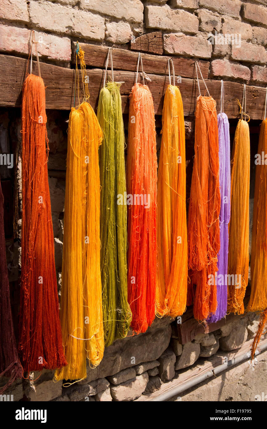 India, Jammu e Kashmir Srinagar, Città Vecchia, artigianato, tinti in colori caldi fili di ricamo appeso sul recinto a secco Foto Stock