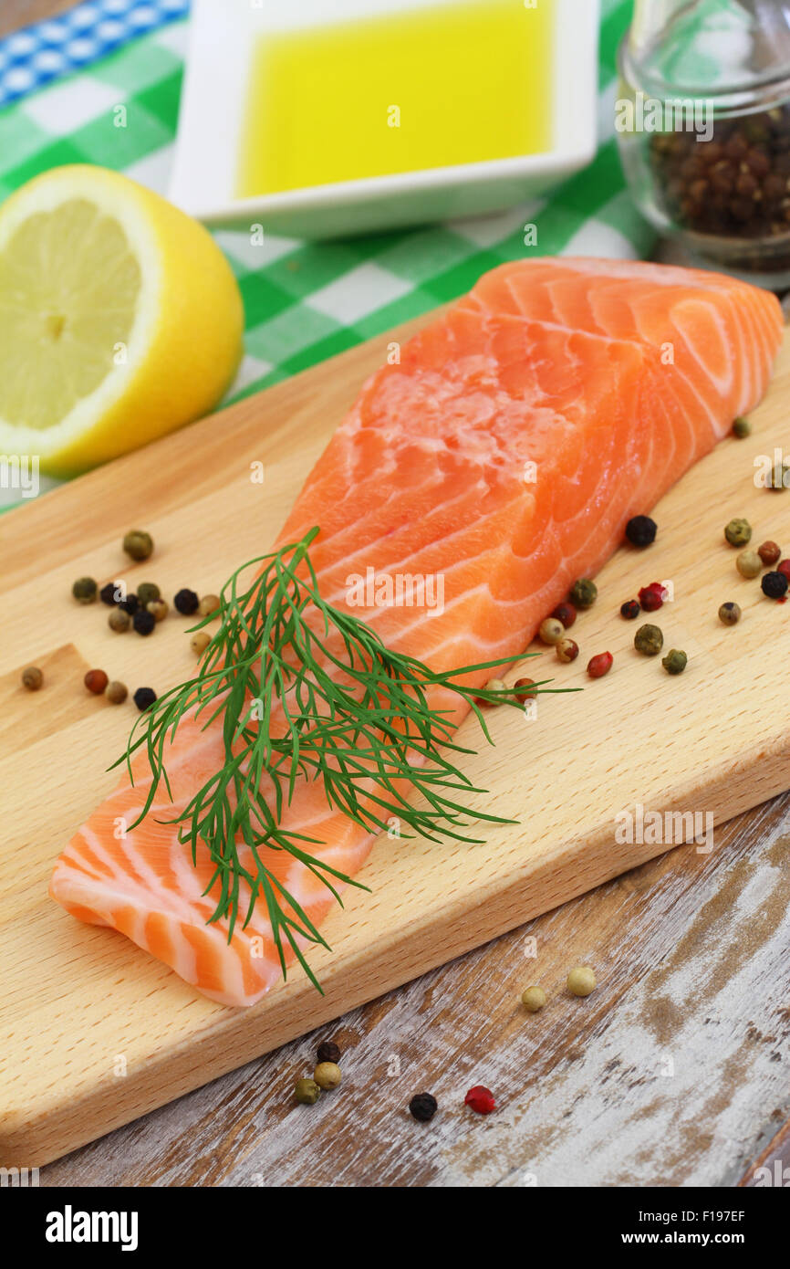 Materie filetto di salmone su pannello di legno Foto Stock