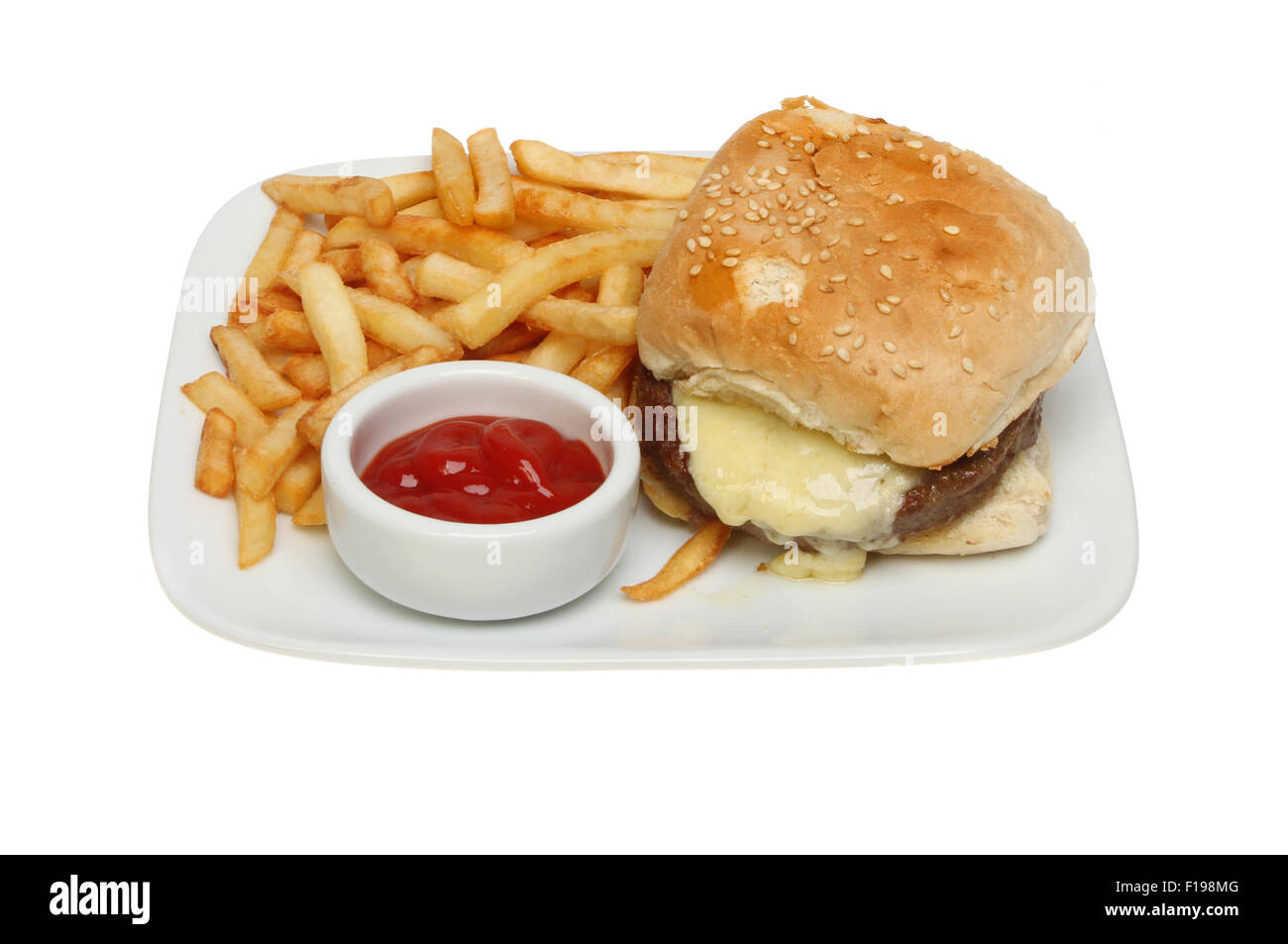 Cheeseburger con patatine e ketchup su una piastra isolata contro bianco Foto Stock
