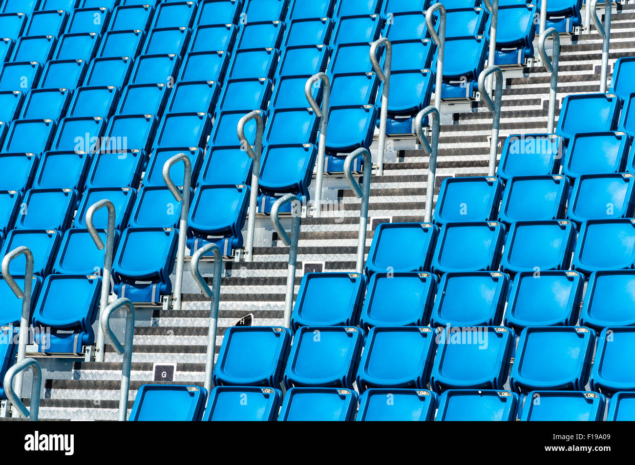 File di sedili blu in uno stadio Foto Stock