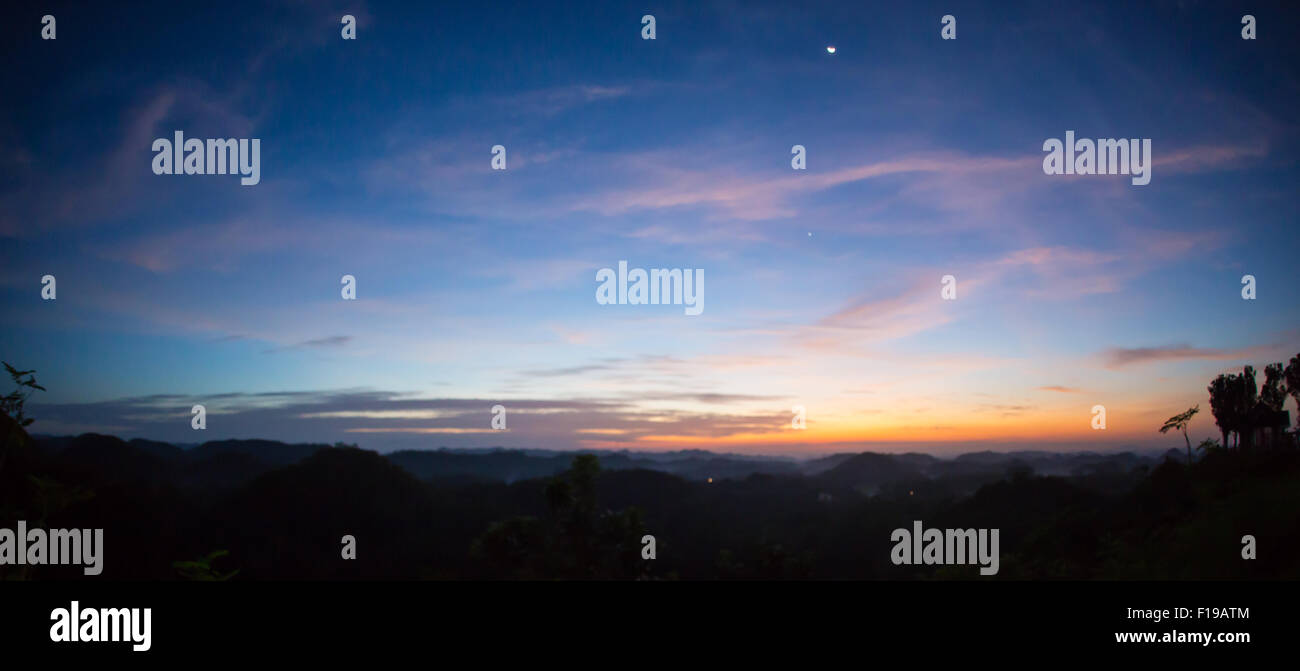 Mese su una stella sullo sfondo del cielo riflesso nel mare. Foto Stock