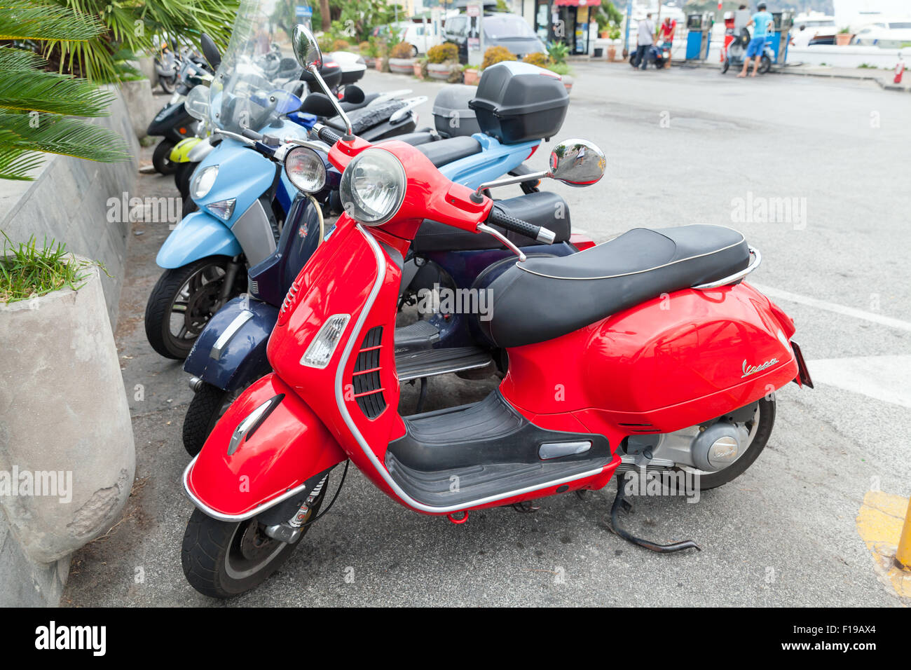 Gaeta, Italia - 15 agosto 2015: Classic Vespa scooter sta parcheggiato su una strada, vista laterale Foto Stock