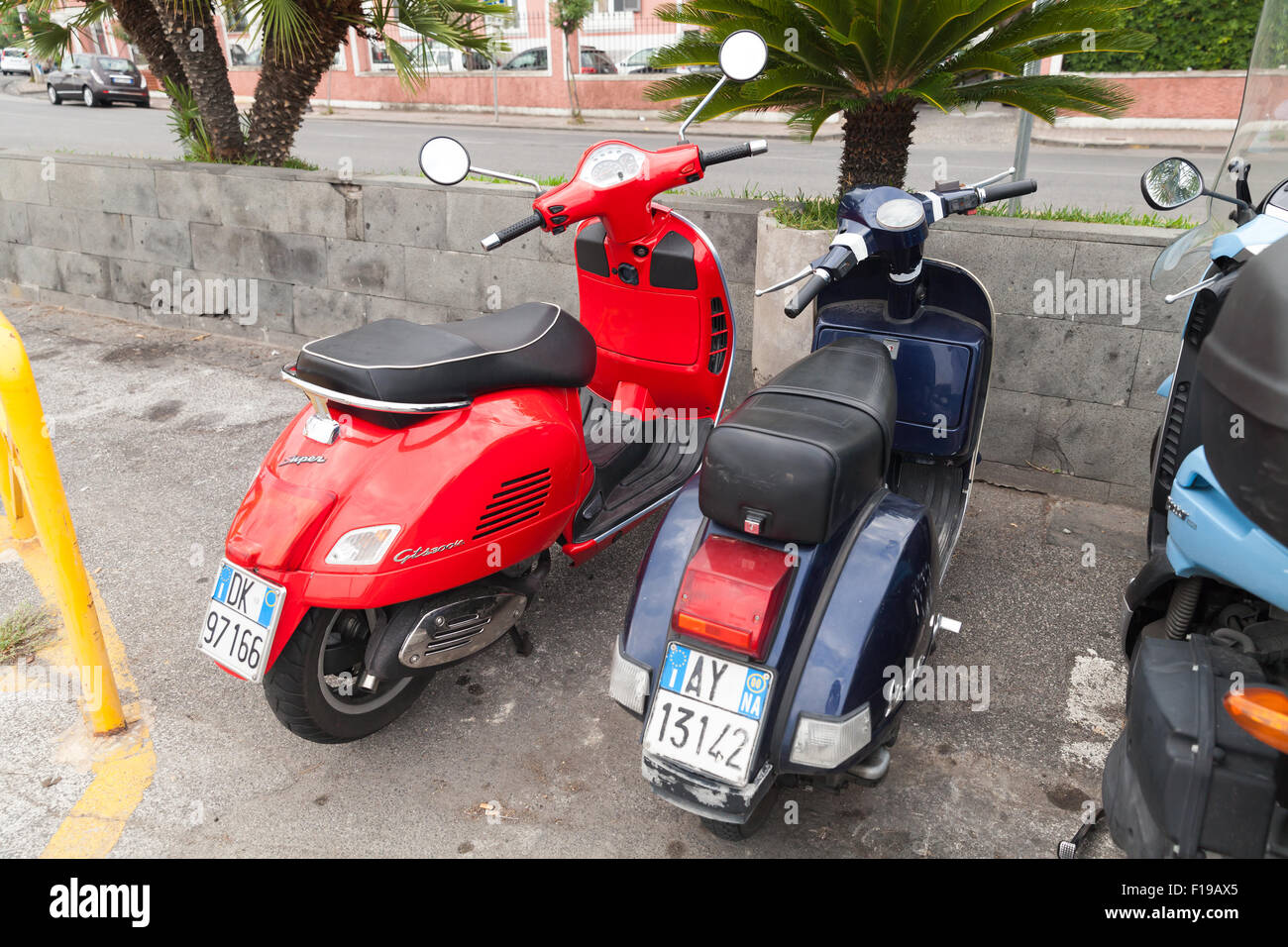 Gaeta, Italia - 15 agosto 2015: Classic Vespa scooter sta parcheggiato su una strada, vista posteriore Foto Stock