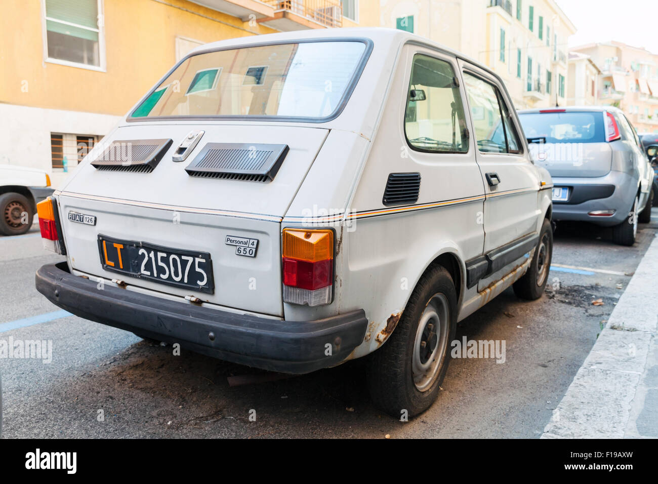 Gaeta, Italia - 22 agosto 2015: il vecchio grigio chiaro Fiat 126, Tipo 126 è una piccola city car Foto Stock