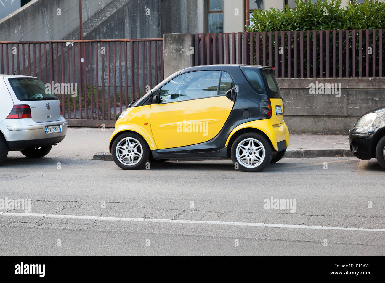 Gaeta, Italia - 24 agosto 2015: nero e giallo Smart auto parcheggiate su strada urbana Foto Stock