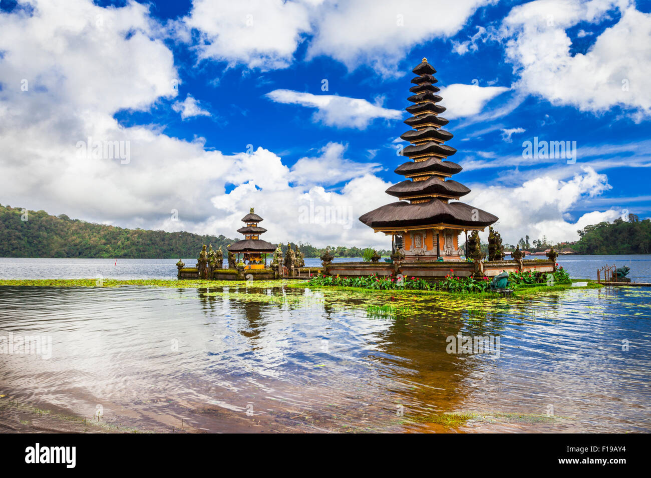 Misteriosi templi di Bali island - famoso Ulun Danu nel lago Bratan Foto Stock