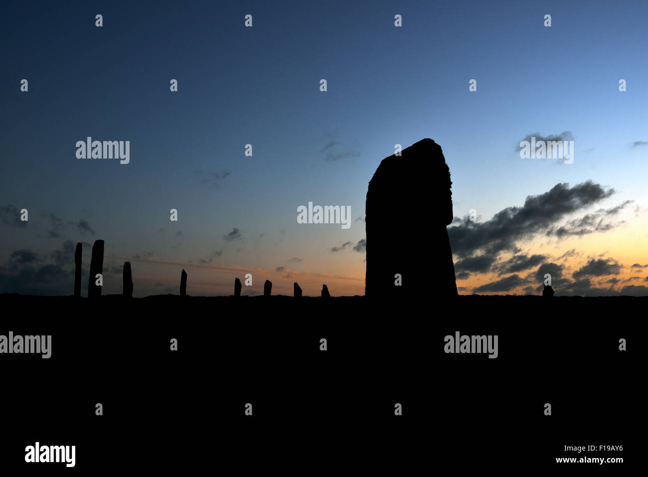 Il neolitico pietre in piedi in silhouette, anello di Brodgar, Orkney continentale, Scotland, Regno Unito Foto Stock