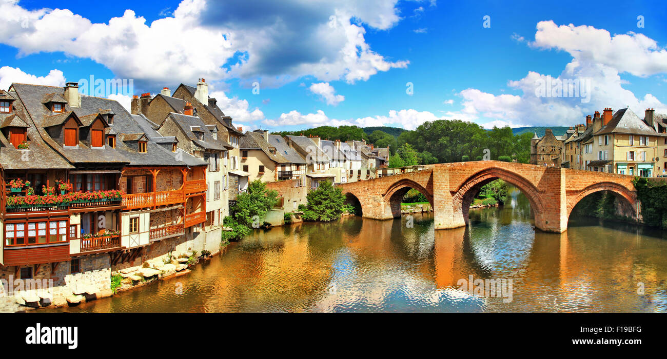 Espalion - con il famoso Pont-Vieux (ponte vecchio)- siti del Patrimonio Mondiale del Cammino di Santiago de Compostela in Francia. Foto Stock