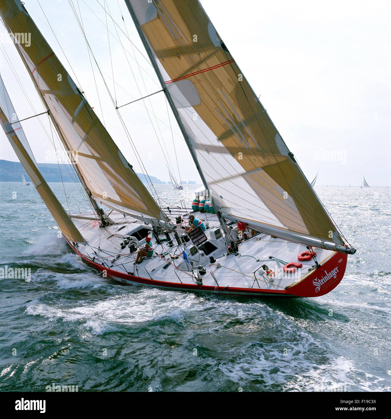 AJAXNETPHOTO. 1989. SOLENT, Inghilterra. FASTNET RACE 1989 - Steinlager II / SKIPPER : Peter Blake (NZL) OFF gli aghi. YACHT è una gara di Whitbread entrata. PHOTO : JONATHAN EASTLAND / AJAX Foto Stock