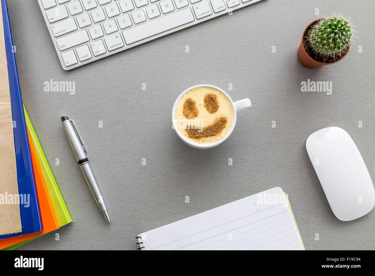 Il lavoro di ufficio spazio sulla scrivania di colore grigio con cactus e cappuccino Foto Stock Il lavoro di ufficio spazio sulla scrivania di colore grigio con cactus e cappuccino Foto Stock