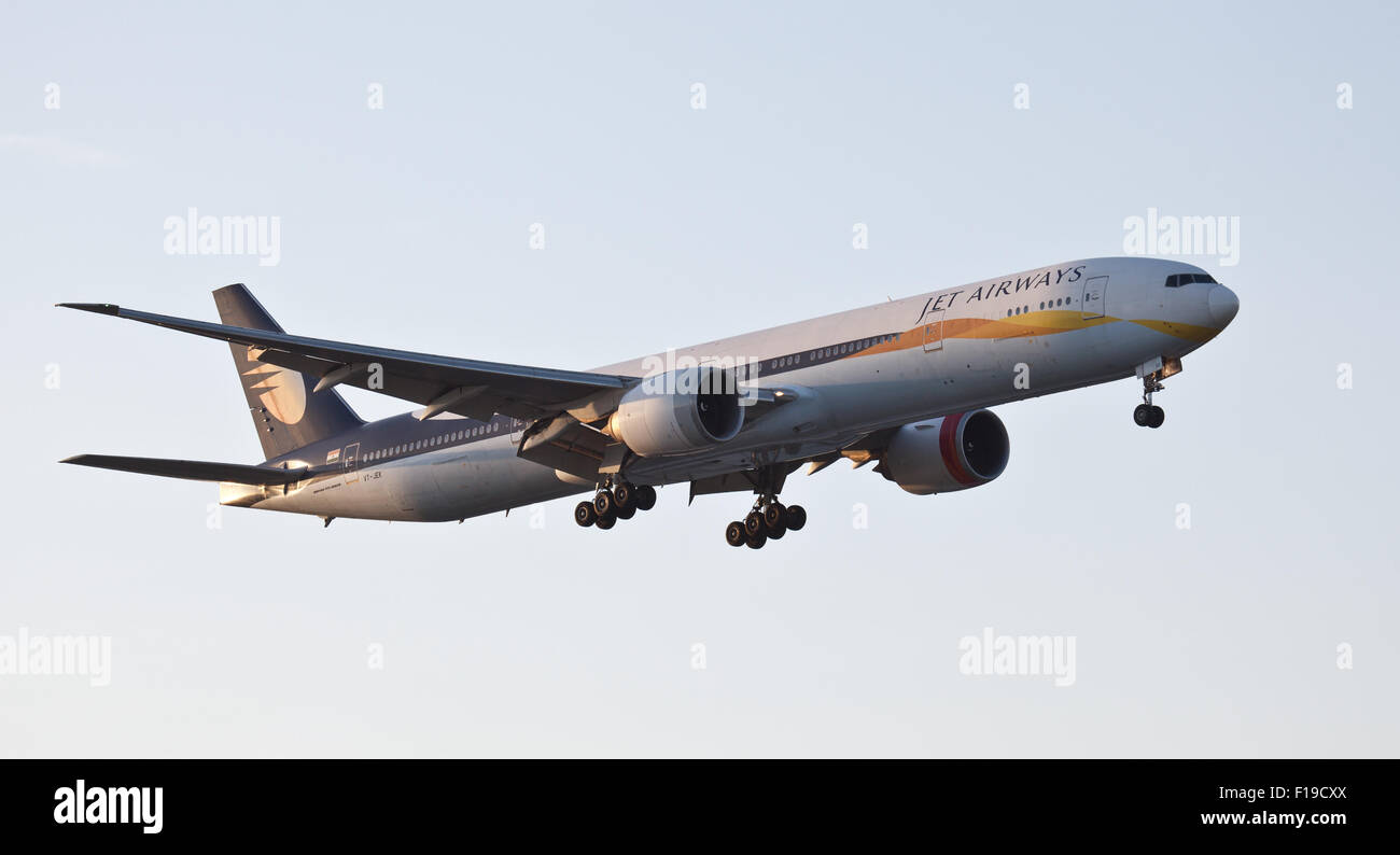 Jet Airways Boeing 777 VT-JEK venuta in terra a Londra Heathrow Airport LHR Foto Stock