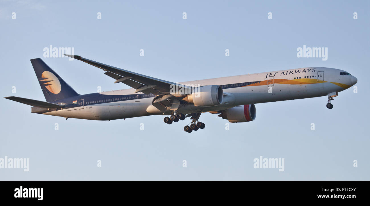 Jet Airways Boeing 777 VT-JEK venuta in terra a Londra Heathrow Airport LHR Foto Stock