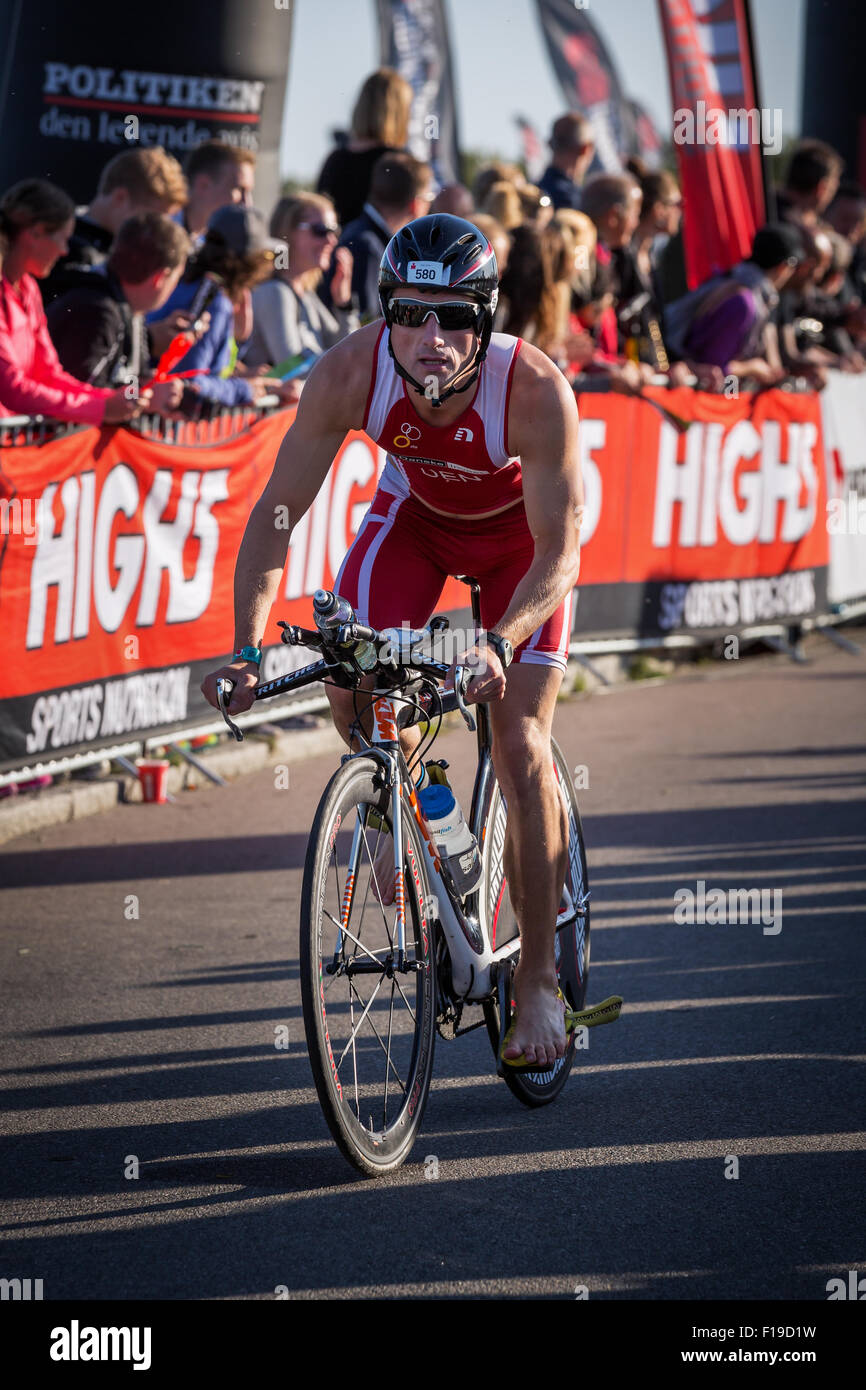 Un triatleta ha appena avviato su 180 km stadio del ciclo in KMD Ironman Copenhagen, Danimarca Foto Stock