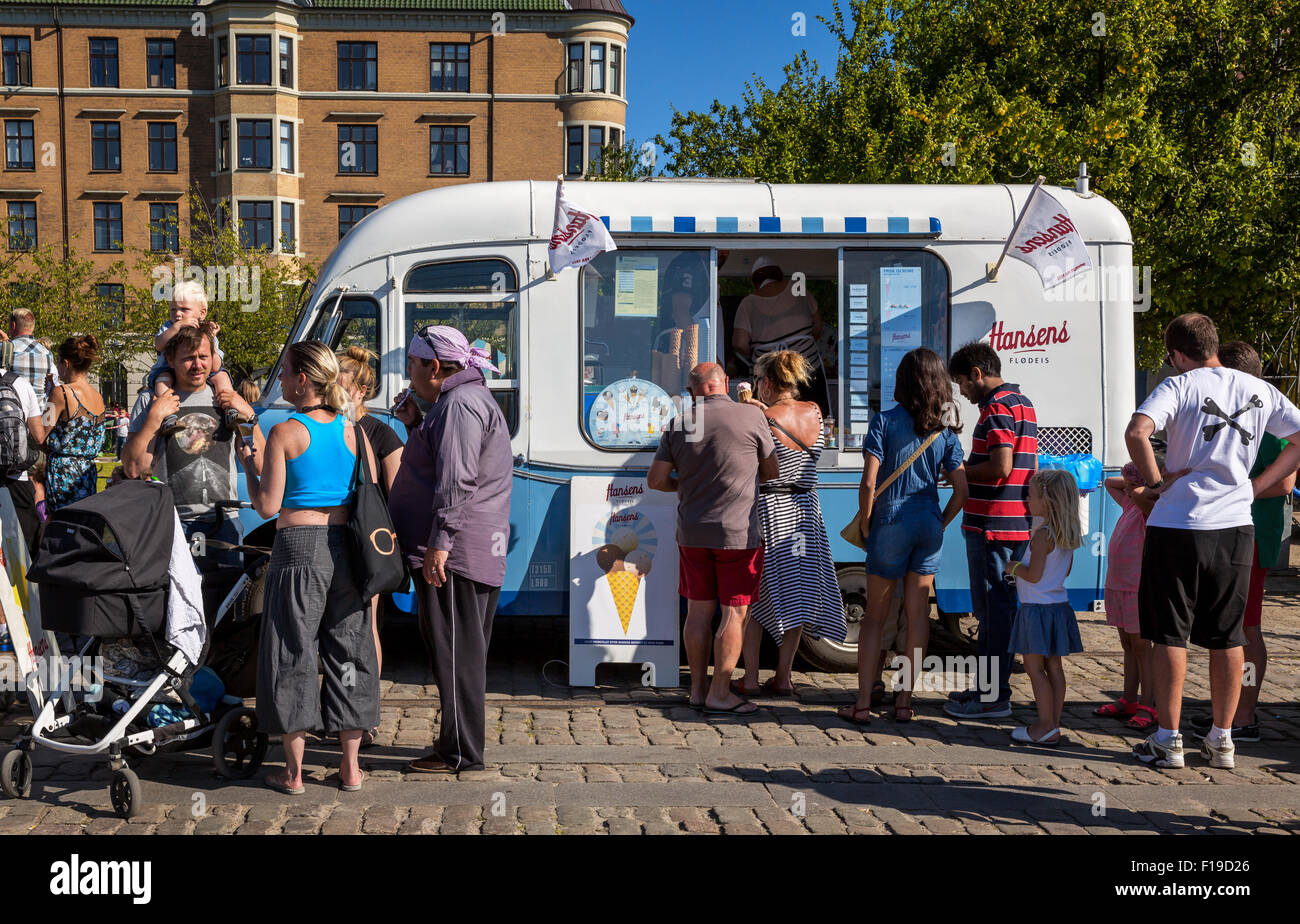 La gente in coda nella parte anteriore del gelato van Islands Brygge, Copenhagen, Danimarca Foto Stock