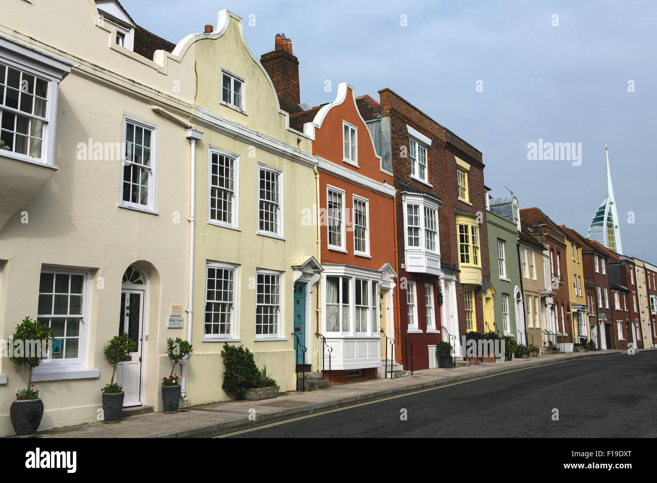 Tipico Old Street di patrimonio case su Spice Island in Old Portsmouth. La Millennium tower possono essere visti sullo sfondo. Foto Stock