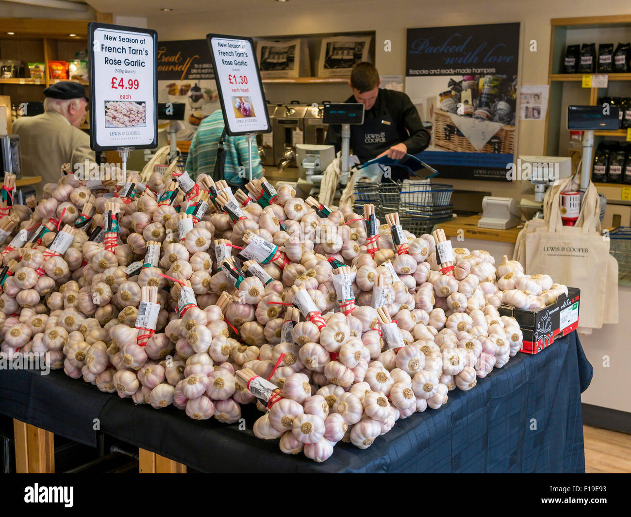 Un display di nuova stagione francese Tarn aglio rosa in vendita in un specialsi drogheria nel North Yorkshire England Regno Unito Foto Stock