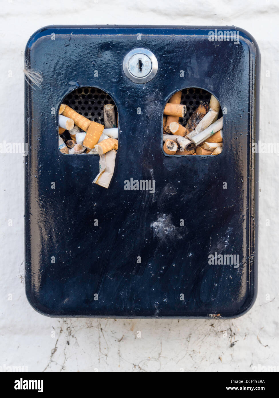 Montato a parete sigaretta lo smaltimento finale di raccoglitore pieno Foto Stock
