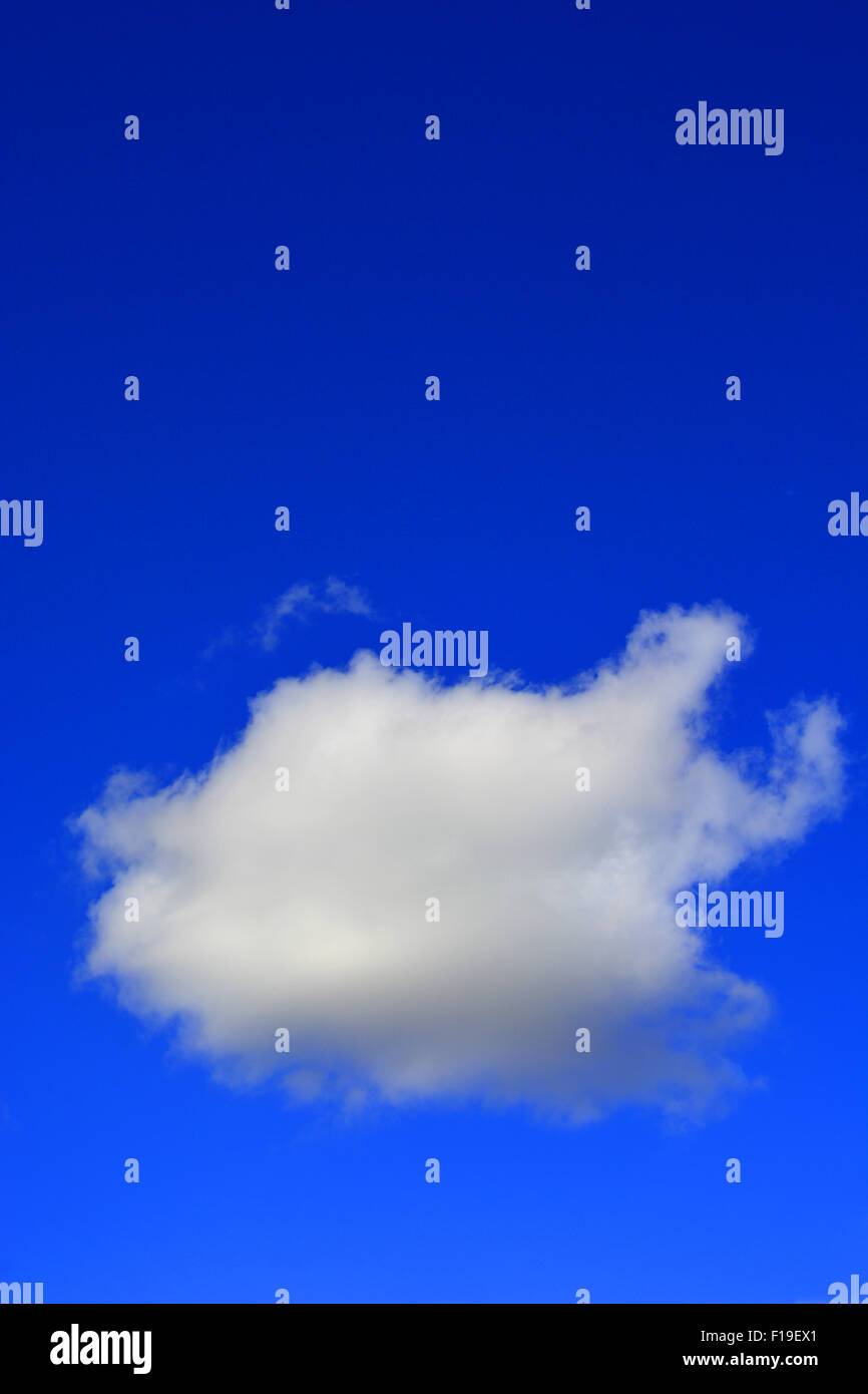 Soffice nuvola, cumulus cloud, fumo, cielo blu, blu scuro, silenzio, calma, lenitivo, pace, pacifica, pensando, atmosfera,rilassante Foto Stock