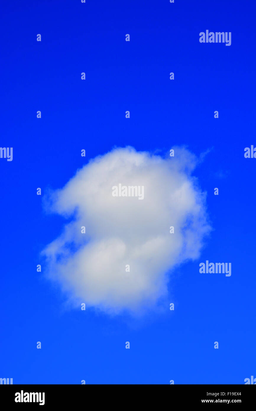 Soffice nuvola, cumulus cloud, fumo, cielo blu, blu scuro, silenzio, calma, lenitivo, pace, pacifica, pensando, atmosfera,rilassante Foto Stock
