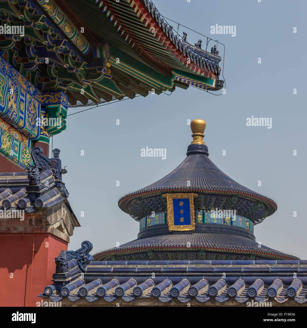 Tetto della sala rotonda di preghiera per i buoni raccolti incorniciato dalla sua gate presso il Tempio del Cielo a Pechino in Cina Foto Stock