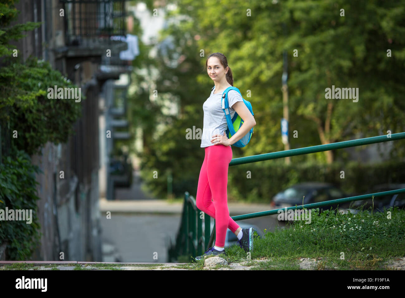 Giovane sportivo da donna in piedi all'aperto dopo un allenamento nella giornata d'estate. Allenamento all'aperto. Foto Stock