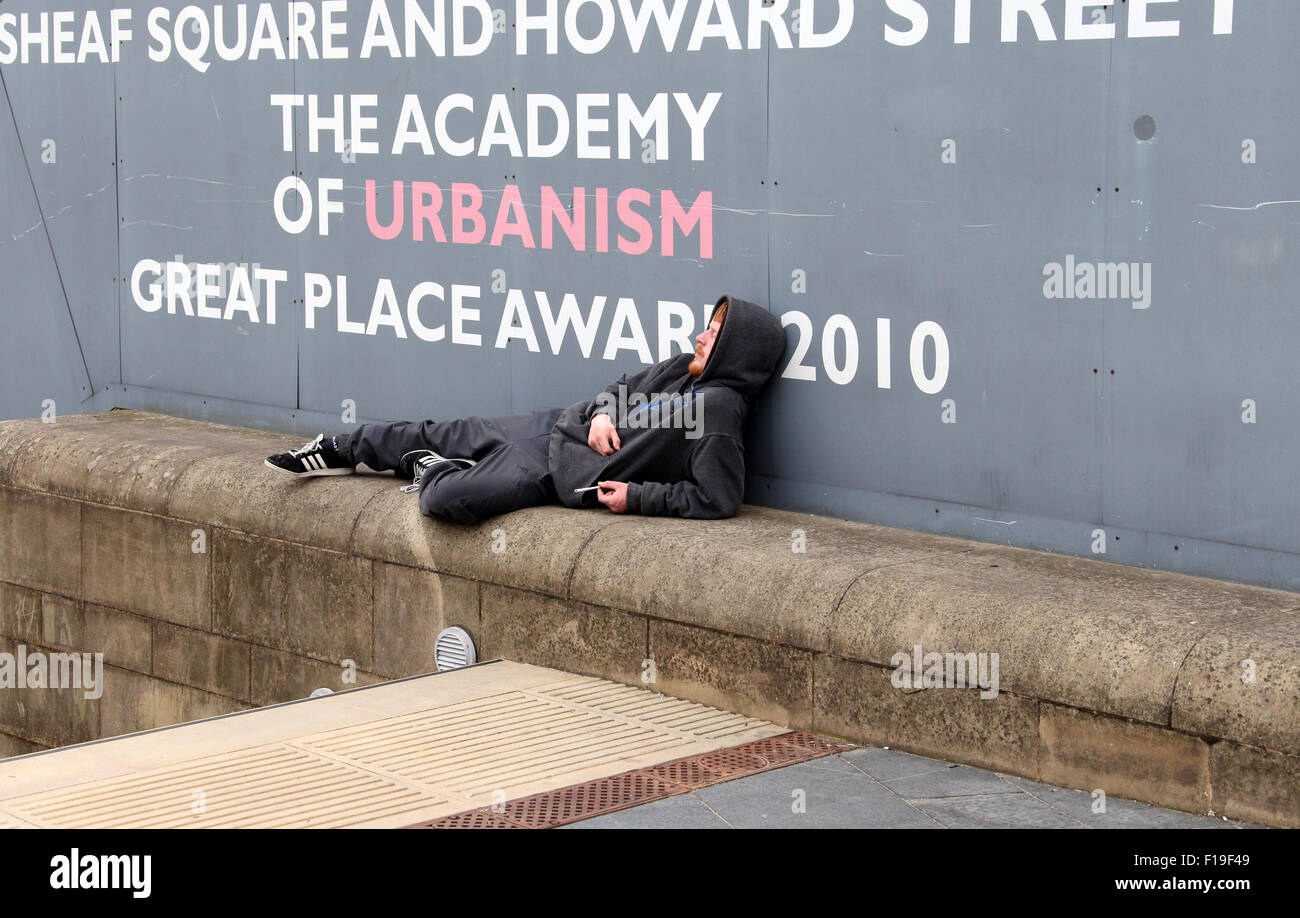 L'uomo addormentato al di fuori di Sheffield stazione ferroviaria in piazza covone Foto Stock