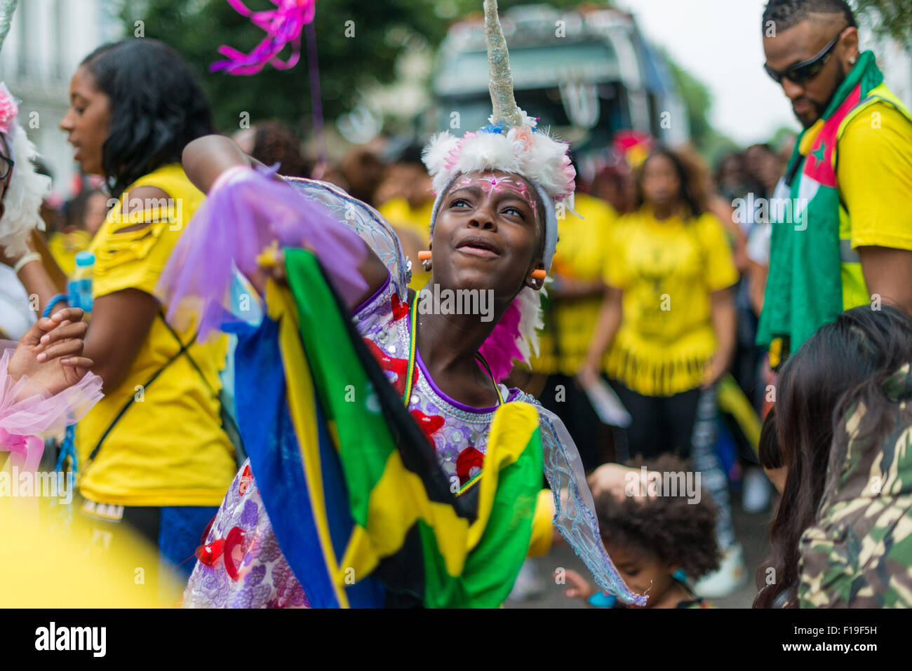 Londra, Regno Unito. Il 30 agosto, 2015. Centinaia di giovani stanno prendendo parte ad un enorme corteo di Calypso ballerini e galleggianti per la Giornata dei bambini. Credito: Velar concedere/ZUMA filo/Alamy Live News Foto Stock