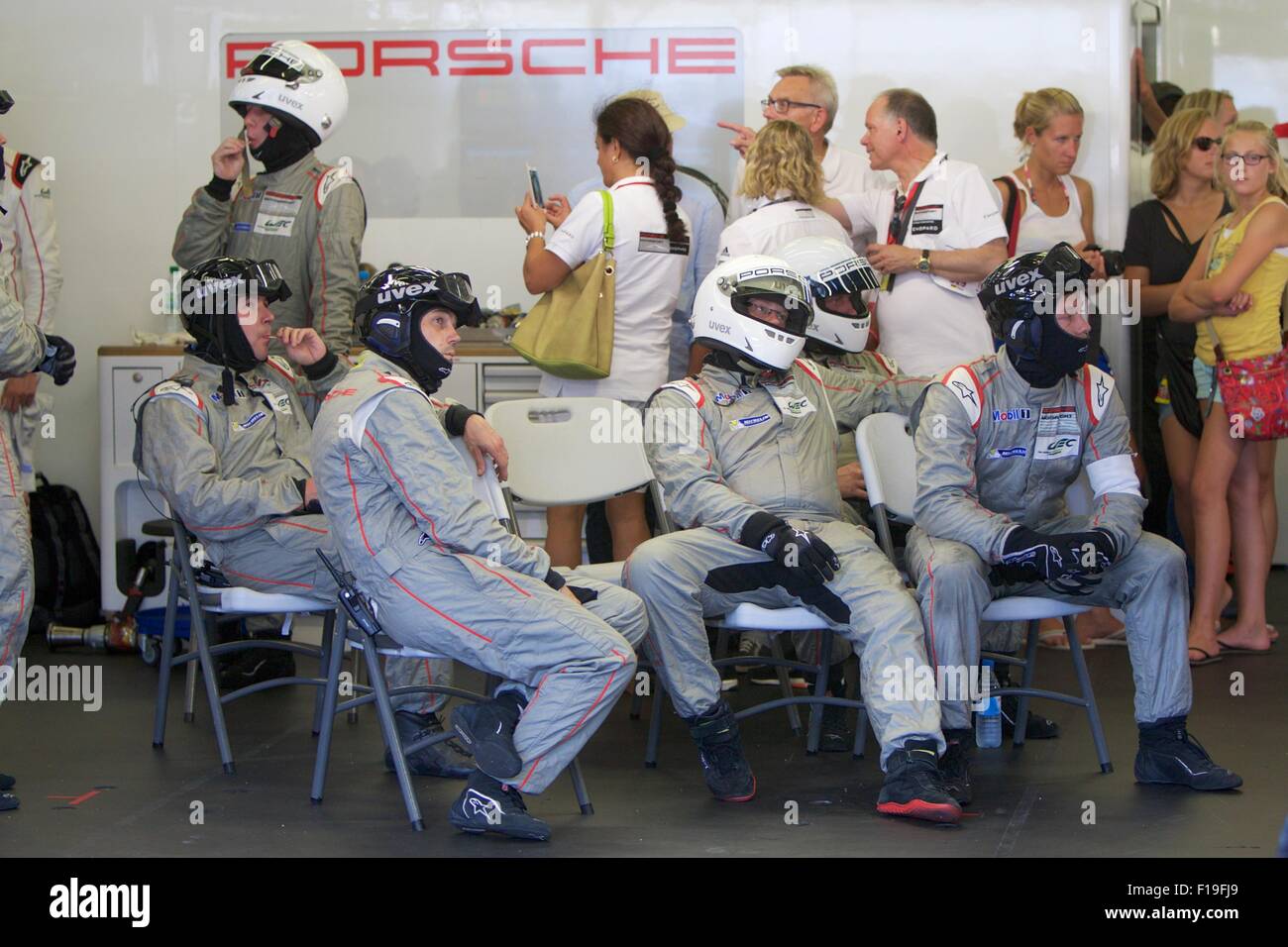 Nurburgring, Germania. Il 30 agosto, 2015. Round 4 del campionato mondiale Endurance. Team Porsche Manthey meccanica rilassarsi tra pit-stop. Credito: Azione Sport Plus/Alamy Live News Foto Stock