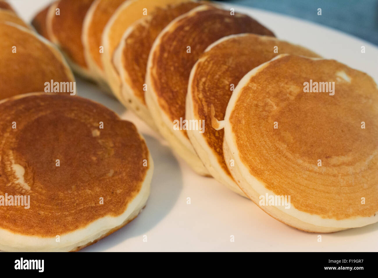 Primo piano del vassoio con Dorayaki sul tavolo da pranzo Foto Stock