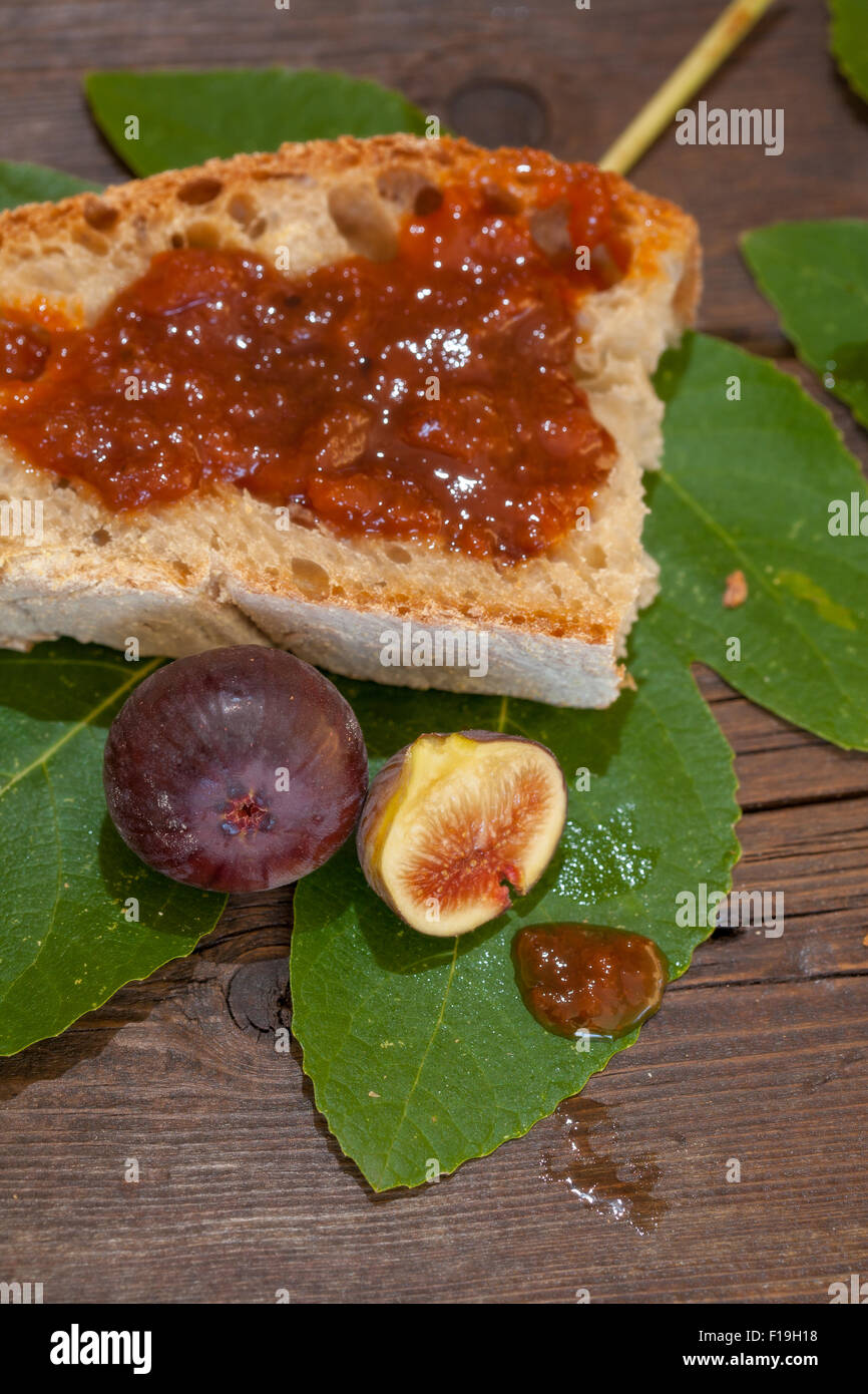 Fetta di pane con marmellata di fichi Foto Stock