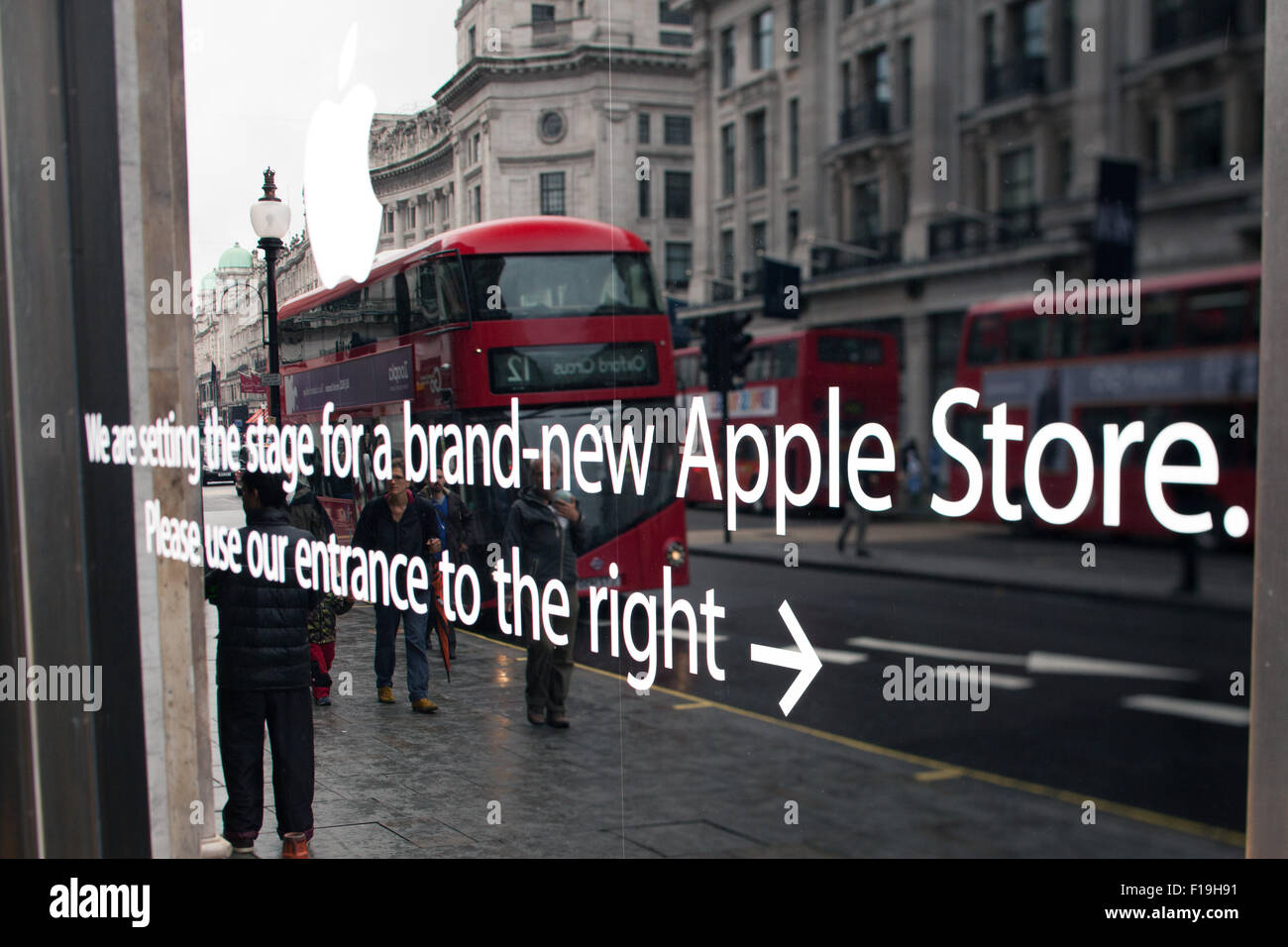 Nuovo Apple store window riflettendo London , REGNO UNITO Foto Stock