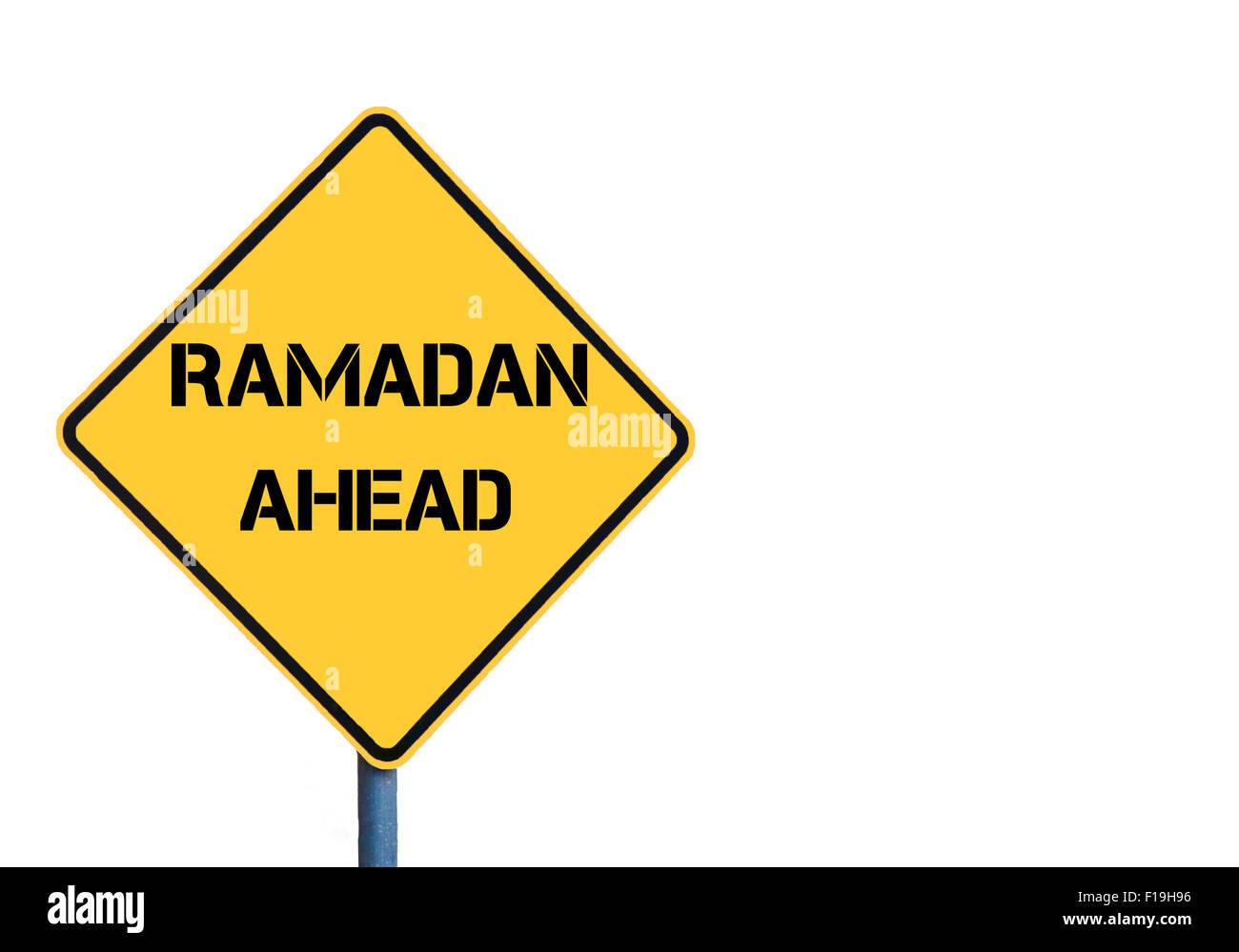 Giallo cartello stradale con il Ramadan avanti messaggio isolati su sfondo bianco Foto Stock