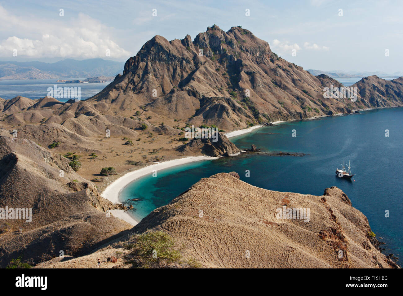 Px2296-D. sorprendente vista dalla cima Padar Isola, Parco Nazionale di Komodo. Barca 'Sanche dei mari nell'alloggiamento. Indonesia, Oceano Pacifico. Ph Foto Stock