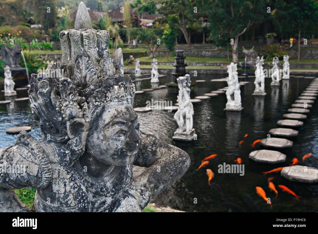Px41653-D. Taman Tirtagangga, statue attorno alla piscina con pesci rossi. Bali. Indonesia. Foto Copyright © Brandon Cole. Tutti i diritti res Foto Stock