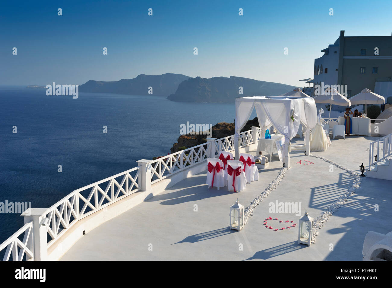 Visualizzazione di un abito da sposa e servizio di nozze sulla Caldera di Oia - Santorini, Grecia. Foto Stock