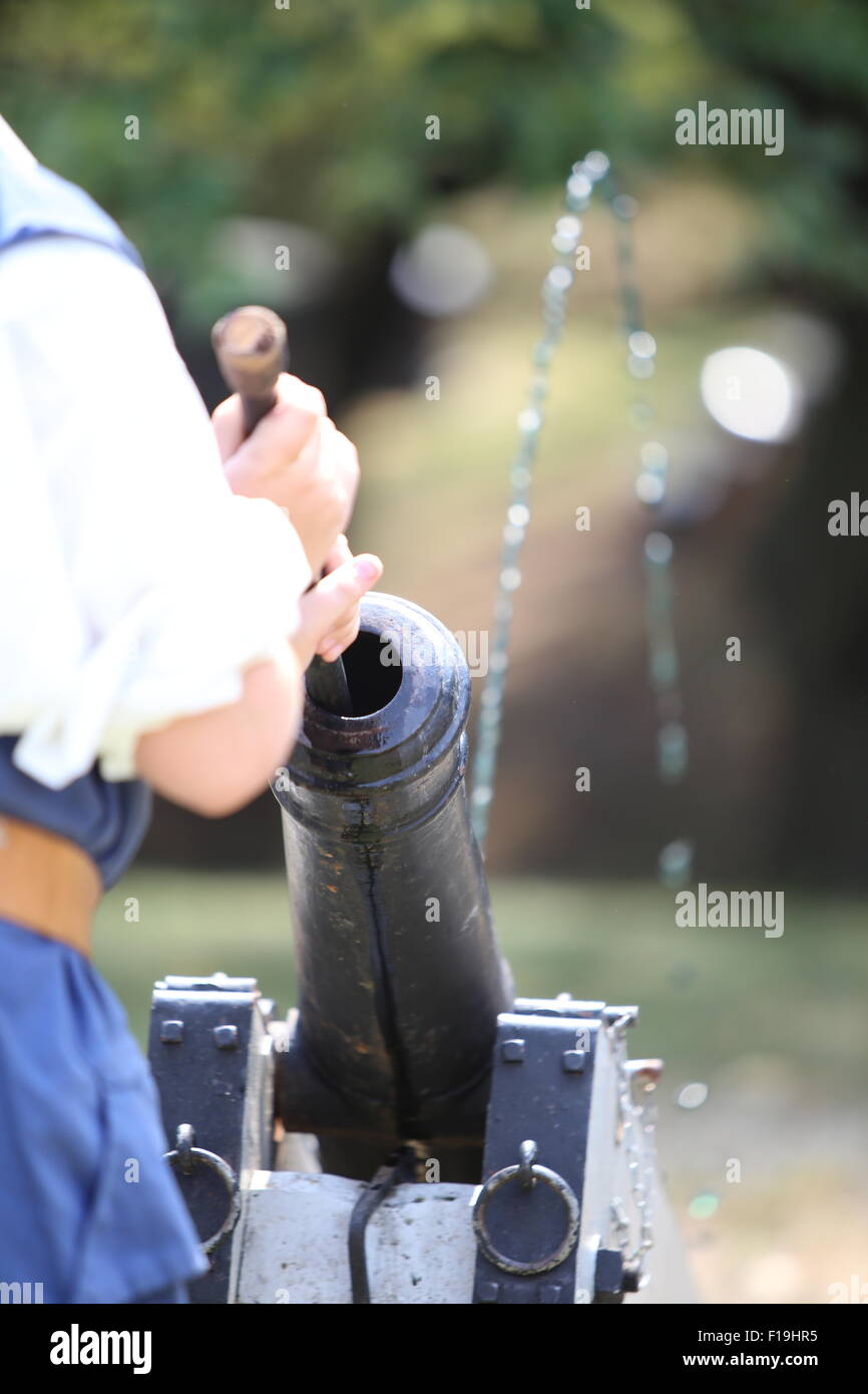 La città di New York, Stati Uniti. Il 30 agosto, 2015. Pulizia cannone smoothbore dopo la cottura la dimostrazione in cima al colle di battaglia. Il 239th anniversario della battaglia di Brooklyn è stato rievoca la leggenda Green-Wood nel cimitero di Brooklyn. Credito: Andy Katz/Pacific Press/Alamy Live News Foto Stock