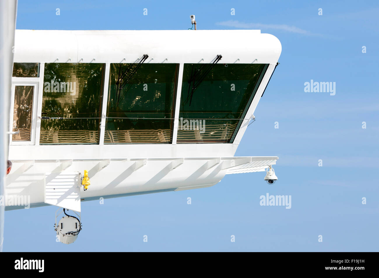 Moderna nave da crociera ponte del Celebrity Eclipse in estate Foto Stock