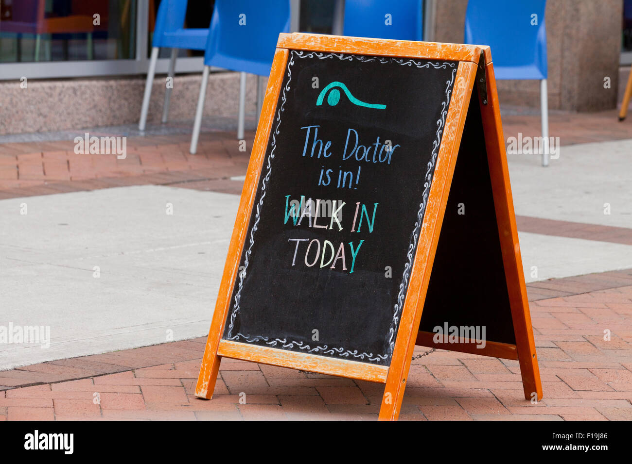 "Il medico è in segno di fronte di quartiere di cure mediche facility - USA Foto Stock