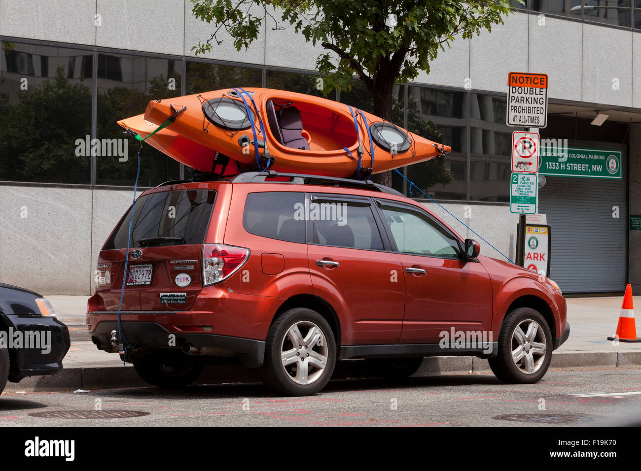 Canoe montato sulla parte superiore della Subaru Forester AWD auto - USA Foto Stock