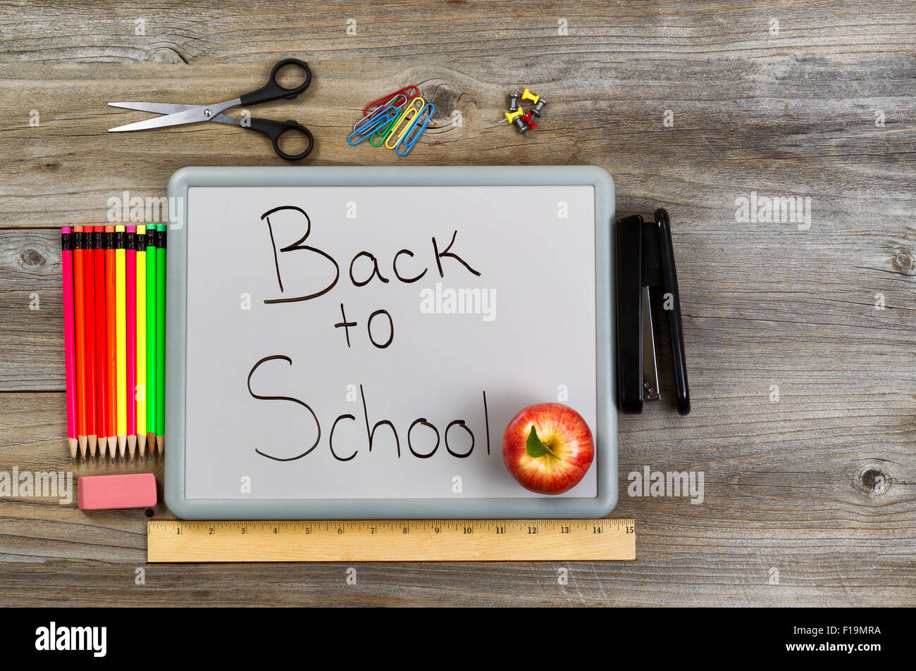 Vista superiore della lavagna bianca con il ritorno a scuola concept plus fornisce. Foto Stock