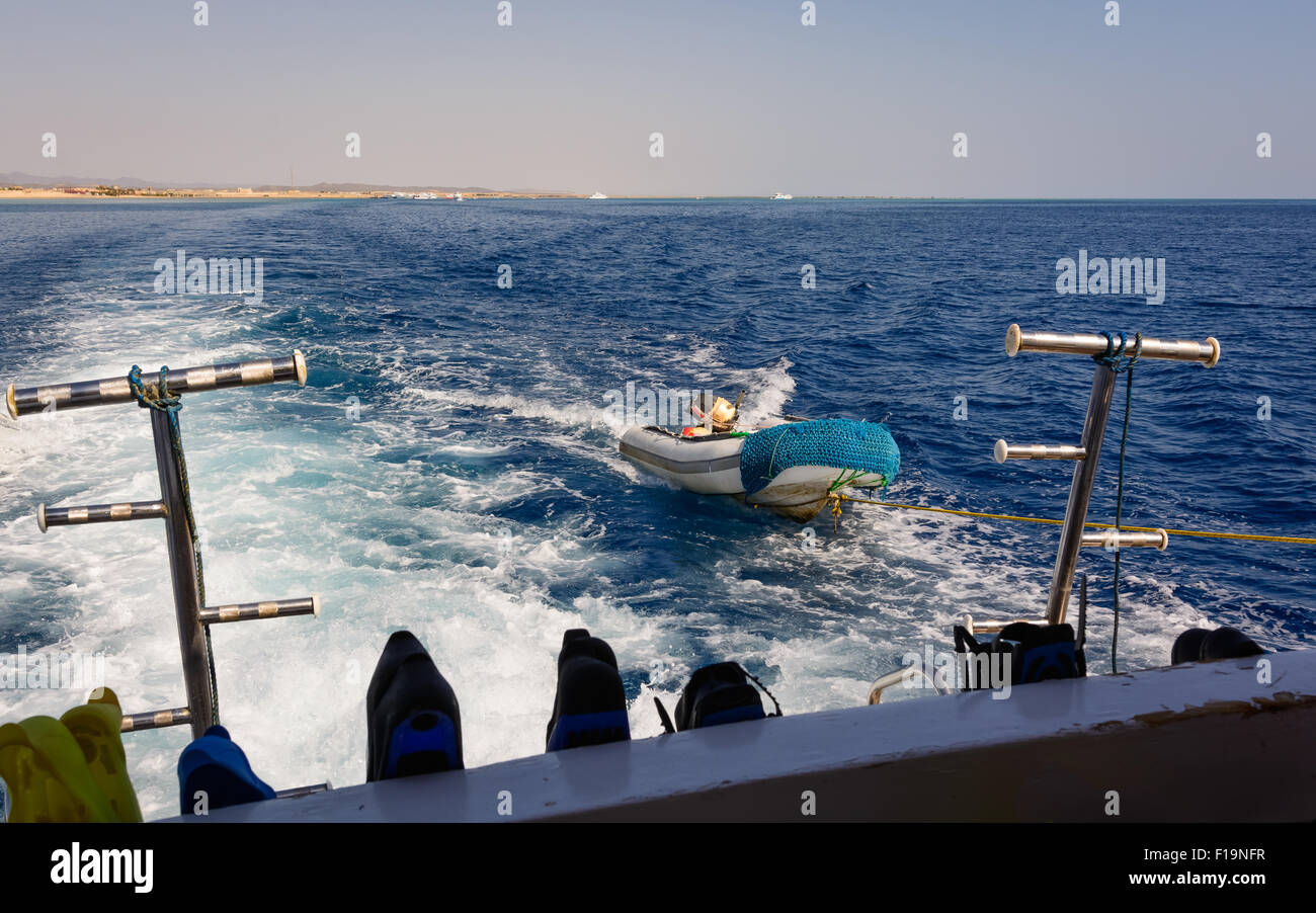 Nella foto di una nave in movimento , inserito con un motoscafo ,in avanti agganciato pinne e maschere per lo snorkeling e nell'backgro Foto Stock