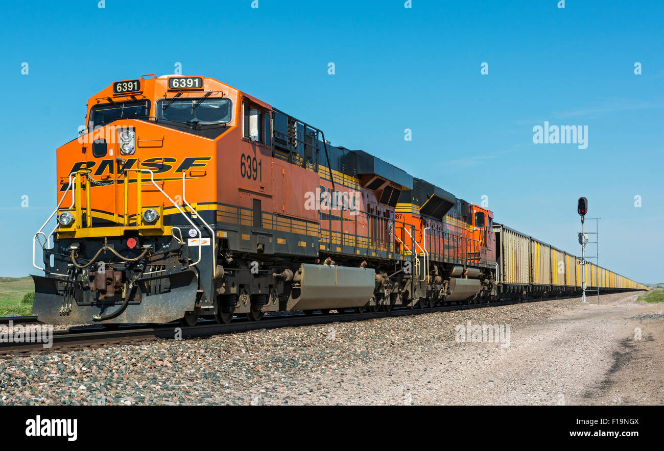 Nebraska, Sandhills, ferrovia BNSF, ( Burlington Northern Santa Fe), eastbound treno merci trasporto del carbone nella tramoggia di automobili Foto Stock