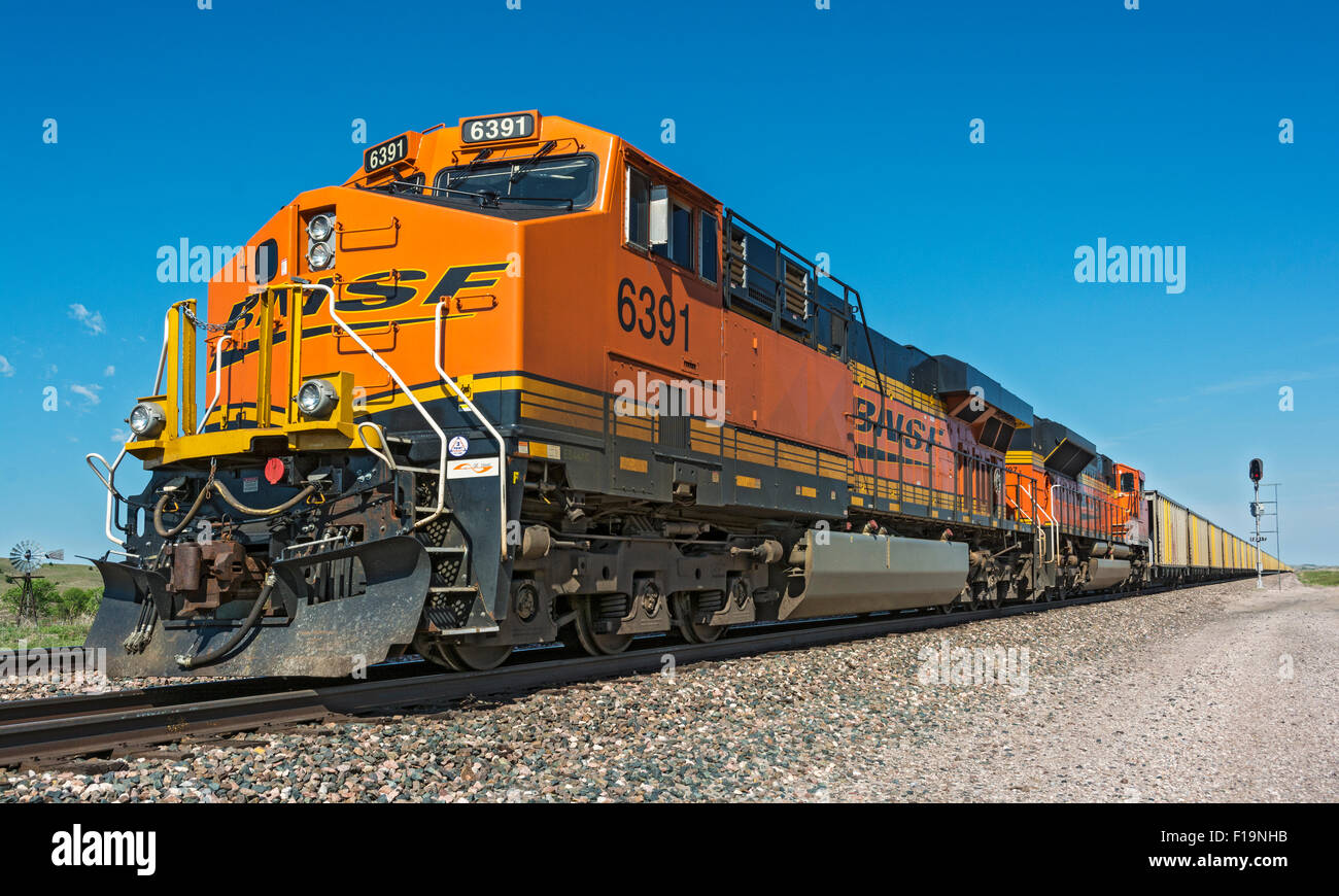 Nebraska, Sandhills, ferrovia BNSF, ( Burlington Northern Santa Fe), eastbound treno merci trasporto del carbone nella tramoggia di automobili Foto Stock