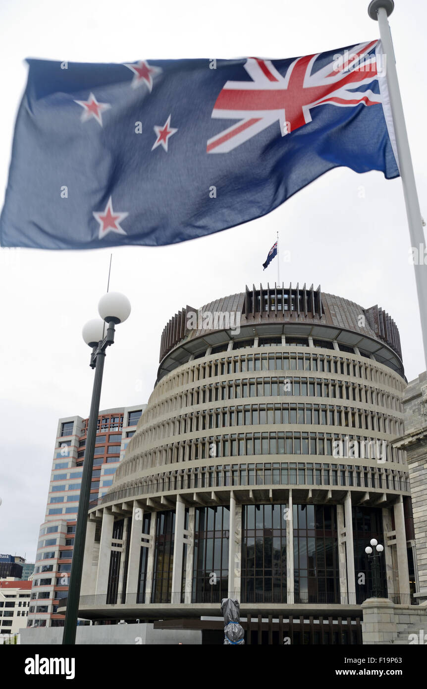 La bandiera della Nuova Zelanda vola alto oltre la Casa del Parlamento a Wellington, Nuova Zelanda Foto Stock