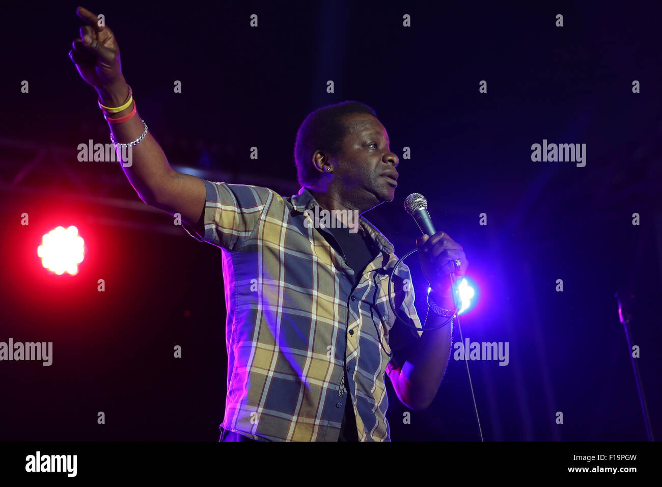 Leeds, nello Yorkshire, Regno Unito. Il 30 agosto, 2015. Il comico Stephen K Amos suona dal vivo sul palco alternativo a Leeds Festival 2015 Credit: Simon Newbury/Alamy Live News Foto Stock